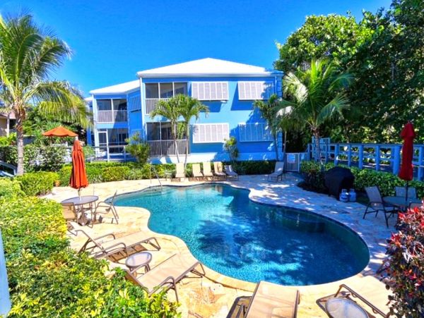 Beachfront Two Bedroom Vacation Condo in Longboat Key