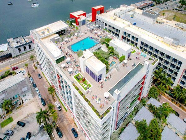 Luxurious Hollywood Beachfront Condo with Rooftop Pool