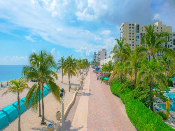 Luxurious Hollywood Beachfront Condo with Rooftop Pool