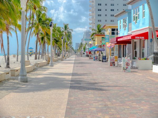 Luxurious Hollywood Beachfront Condo with Rooftop Pool