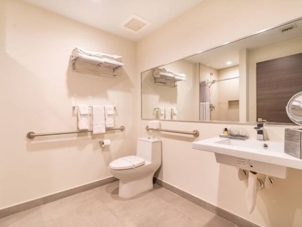 Luxurious Hollywood Beachfront Condo with Rooftop Pool