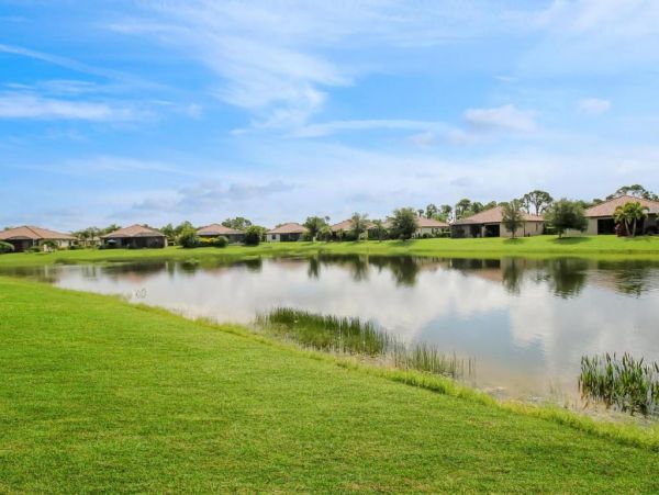 Florida Lakefront Vacation Rentals - Luxury Villas in Venice Florida