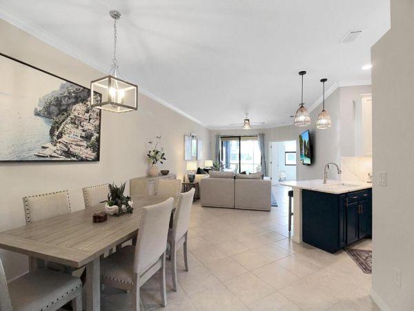 Florida Lakefront Vacation Rentals - Luxury Villas in Venice Florida