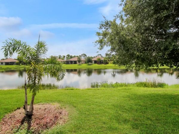 Florida Lakefront Vacation Rentals - Luxury Villas in Venice Florida