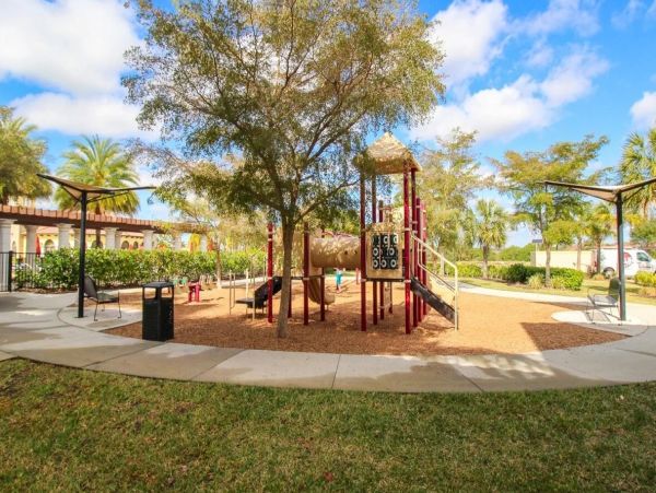 Florida Lakefront Vacation Rentals - Luxury Villas in Venice Florida