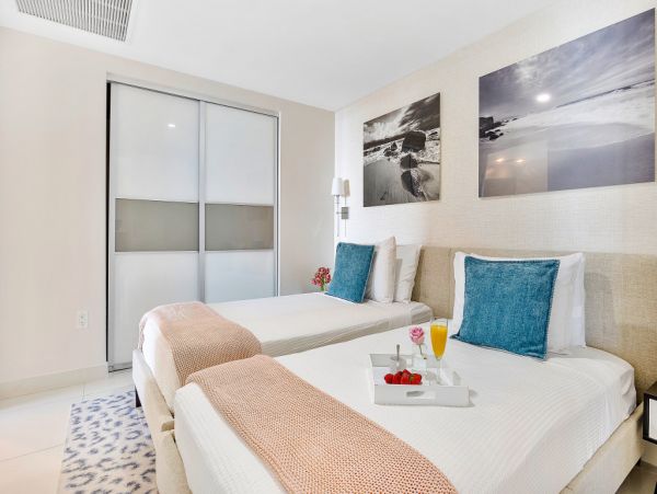 Stunning Miami Beach Stay: Balcony, Spa & Ocean Views