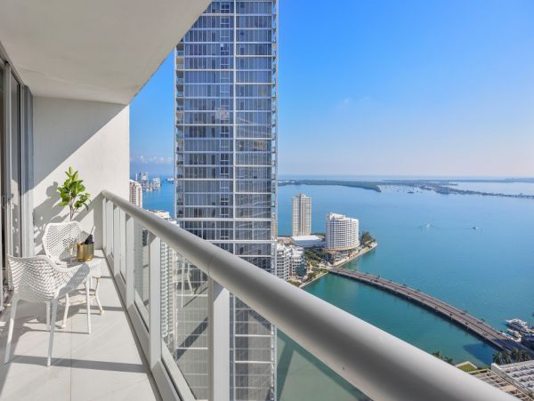 Stunning Miami Beach Stay: Balcony, Spa & Ocean Views