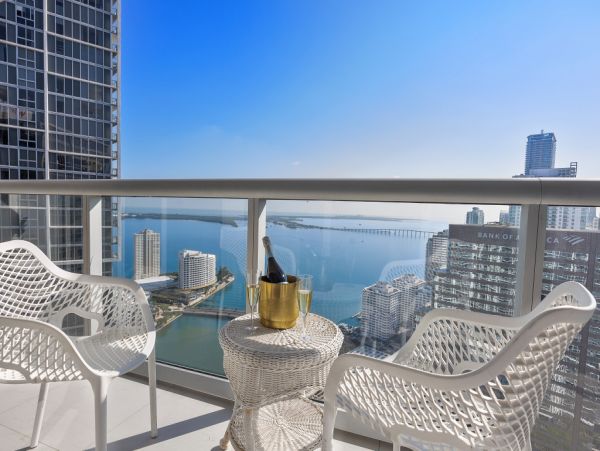 Stunning Miami Beach Stay: Balcony, Spa & Ocean Views