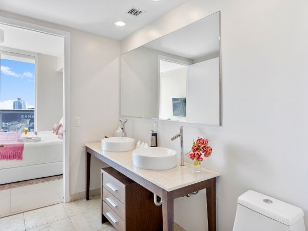 Stunning Miami Beach Stay: Balcony, Spa & Ocean Views