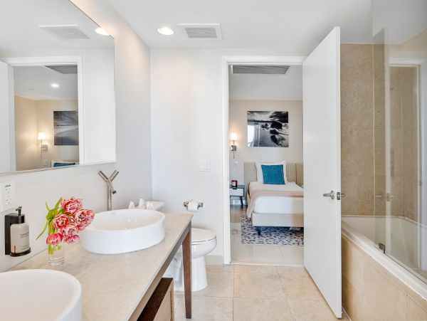 Stunning Miami Beach Stay: Balcony, Spa & Ocean Views