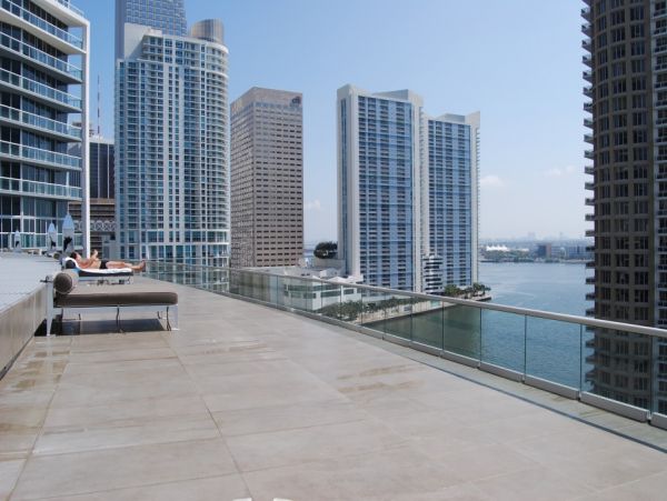Stunning Miami Beach Stay: Balcony, Spa & Ocean Views