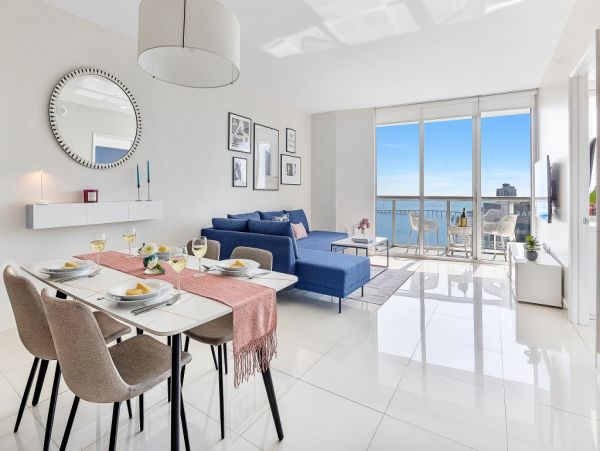 Stunning Miami Beach Stay: Balcony, Spa & Ocean Views