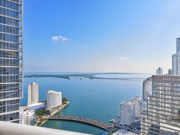 Stunning Miami Beach Stay: Balcony, Spa & Ocean Views