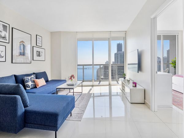 Stunning Miami Beach Stay: Balcony, Spa & Ocean Views