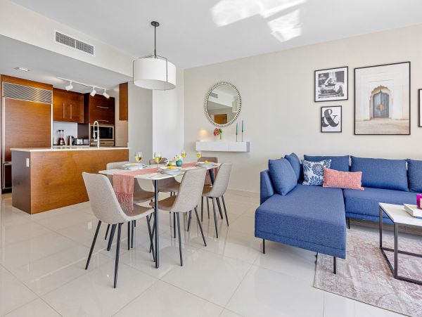 Stunning Miami Beach Stay: Balcony, Spa & Ocean Views
