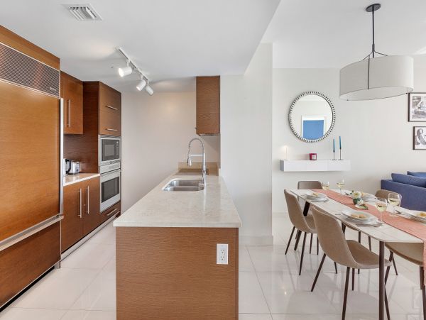 Stunning Miami Beach Stay: Balcony, Spa & Ocean Views