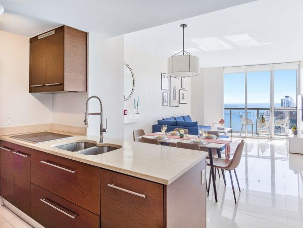 Stunning Miami Beach Stay: Balcony, Spa & Ocean Views