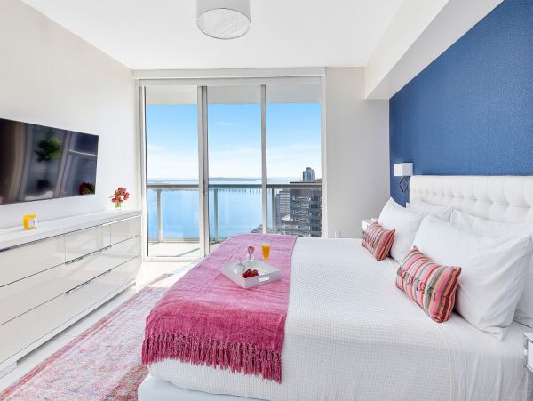 Stunning Miami Beach Stay: Balcony, Spa & Ocean Views