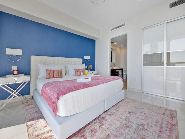 Stunning Miami Beach Stay: Balcony, Spa & Ocean Views
