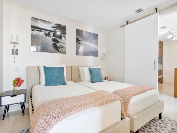 Stunning Miami Beach Stay: Balcony, Spa & Ocean Views