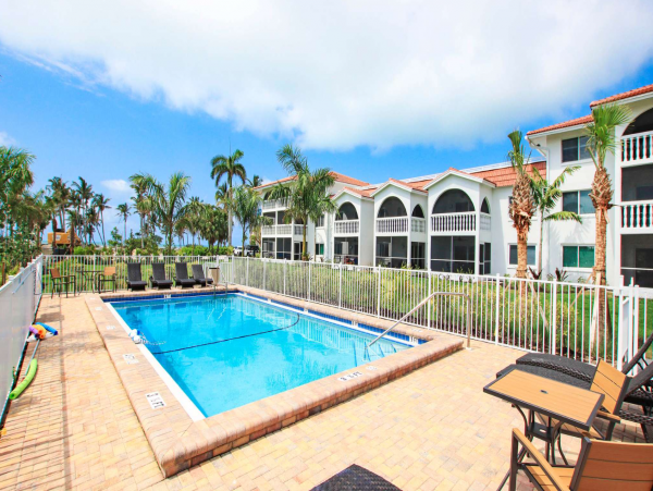 Sanibel Oasis: Gulf Proximity, Pool, and Serene Sundeck