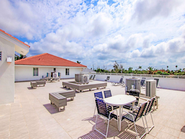 Sanibel Oasis: Gulf Proximity, Pool, and Serene Sundeck