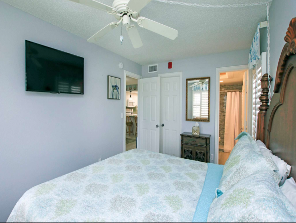 Sanibel Oasis: Gulf Proximity, Pool, and Serene Sundeck