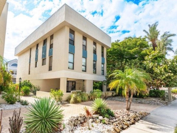Luxury Vacation Rental in Siesta Key: Beachfront Bliss