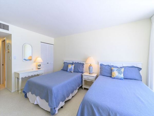 Gulf-Front Sarasota Condo: Breathtaking Views & Comfort