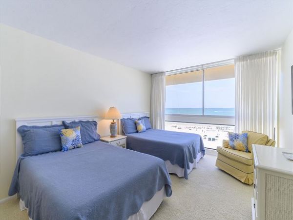 Gulf-Front Sarasota Condo: Breathtaking Views & Comfort