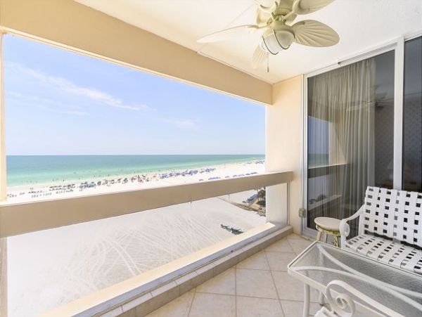 Gulf-Front Sarasota Condo: Breathtaking Views & Comfort