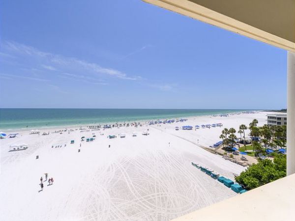 Gulf-Front Sarasota Condo: Breathtaking Views & Comfort