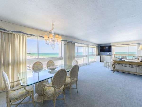 Gulf-Front Sarasota Condo: Breathtaking Views & Comfort