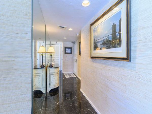 Gulf-Front Sarasota Condo: Breathtaking Views & Comfort