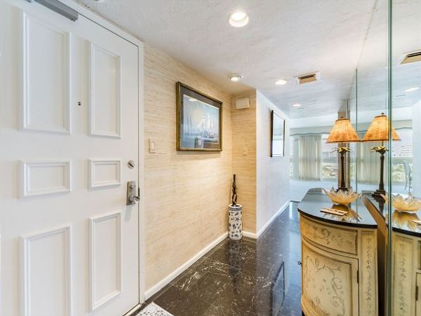 Gulf-Front Sarasota Condo: Breathtaking Views & Comfort
