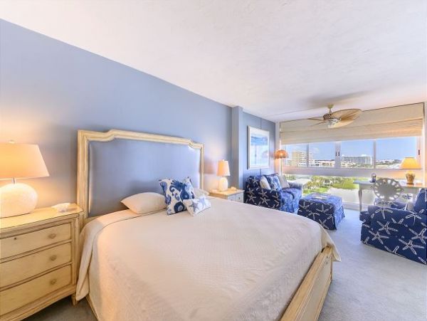 Gulf-Front Sarasota Condo: Breathtaking Views & Comfort