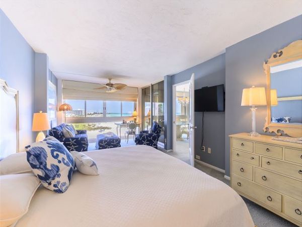 Gulf-Front Sarasota Condo: Breathtaking Views & Comfort