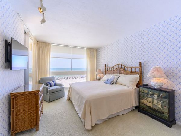 Gulf-Front Sarasota Condo: Breathtaking Views & Comfort