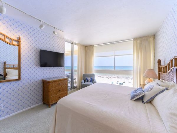 Gulf-Front Sarasota Condo: Breathtaking Views & Comfort