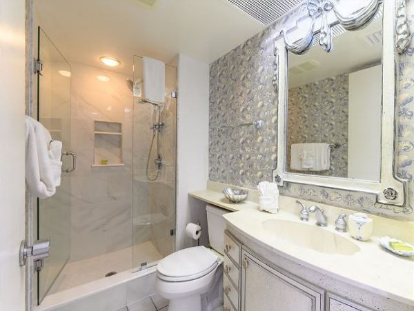 Gulf-Front Sarasota Condo: Breathtaking Views & Comfort