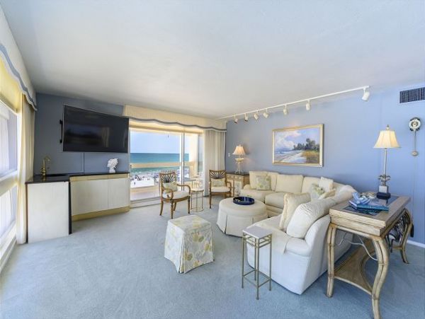 Gulf-Front Sarasota Condo: Breathtaking Views & Comfort