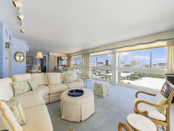 Gulf-Front Sarasota Condo: Breathtaking Views & Comfort