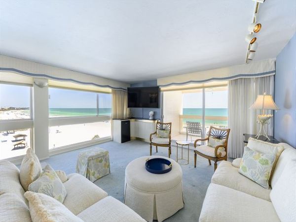 Gulf-Front Sarasota Condo: Breathtaking Views & Comfort