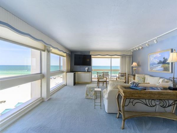 Gulf-Front Sarasota Condo: Breathtaking Views & Comfort
