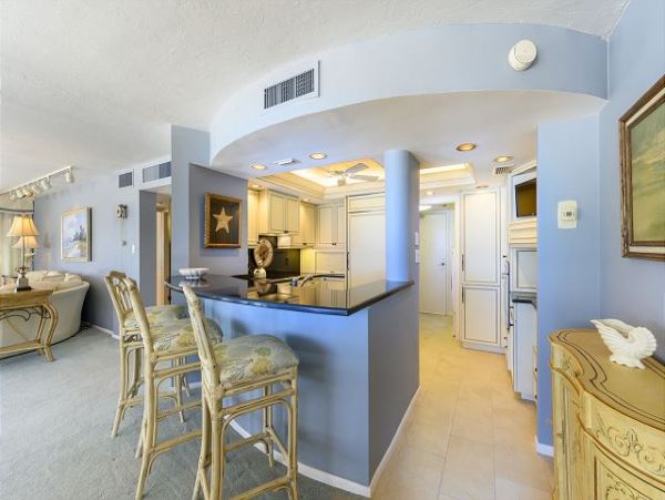 Gulf-Front Sarasota Condo: Breathtaking Views & Comfort
