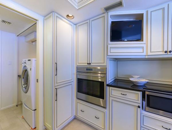 Gulf-Front Sarasota Condo: Breathtaking Views & Comfort