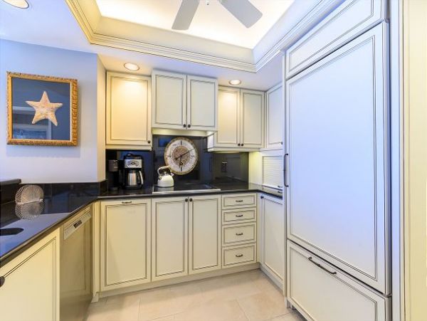 Gulf-Front Sarasota Condo: Breathtaking Views & Comfort
