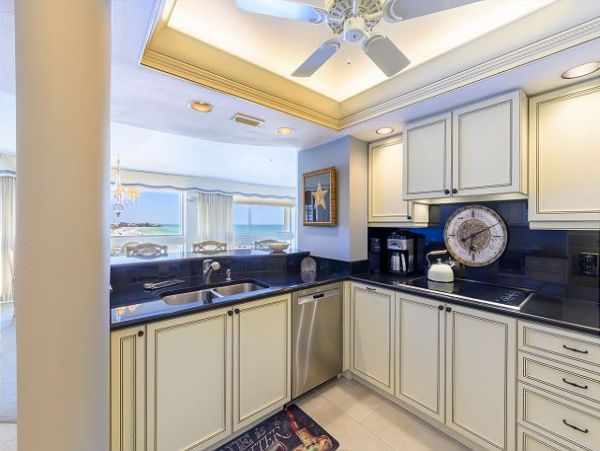 Gulf-Front Sarasota Condo: Breathtaking Views & Comfort