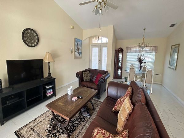 Relaxing Englewood Vacation Rental Near Beaches and Shopping