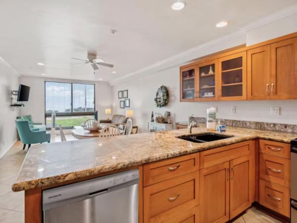Beachfront Condo with Shared Outdoor Pool in Pacific Beach